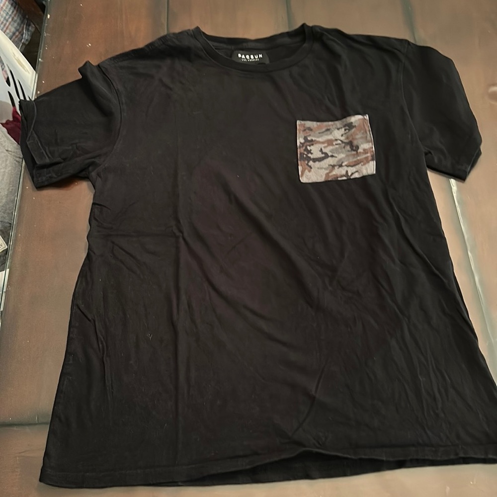 Men’s pacsun t shirt with camo pocket